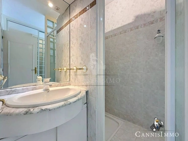 Salles de bain - Appartement Luxe avec Piscine à Cannes