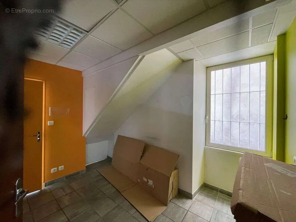 Pièces - Ensemble Commercial et Habitation avec Grange à Randan