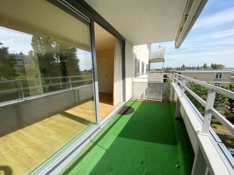 Balcon - 3-Bedroom Apartment with Balcony in Leiden