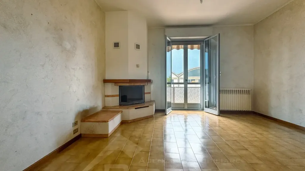 Séjour - Trilocale with Private Garden in Momo