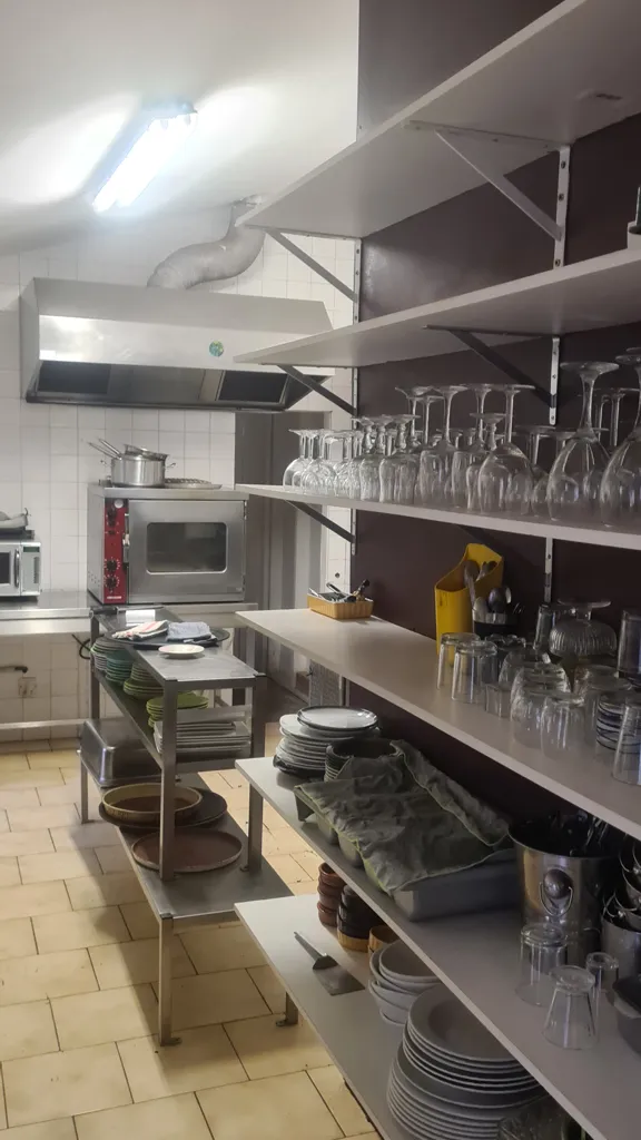 Cuisine - Ensemble Maison + Restaurant avec Terrasse à Clermont-l'Hérault