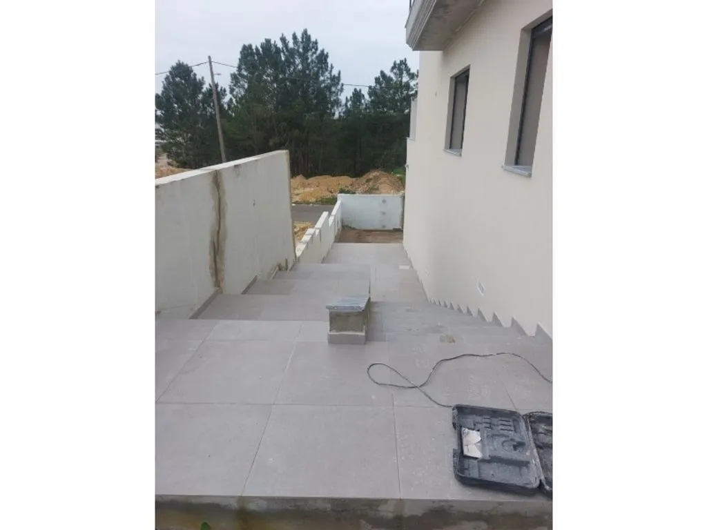 Terrass - New 4-Bed Villa with Pool in Seixal