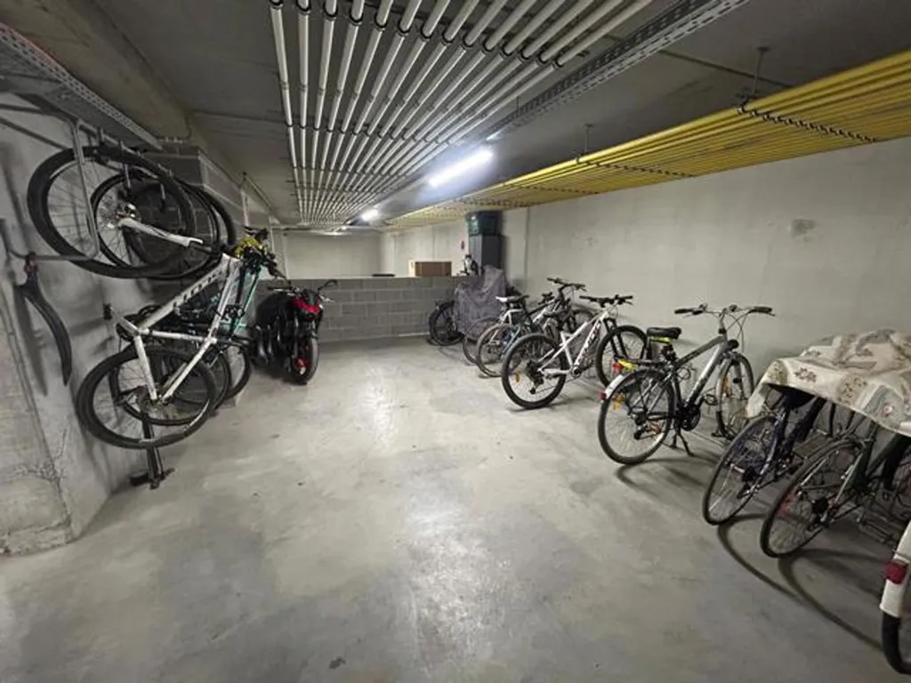 Garage - Appartement Moderne avec Parking Privé à Lisières d'Havré