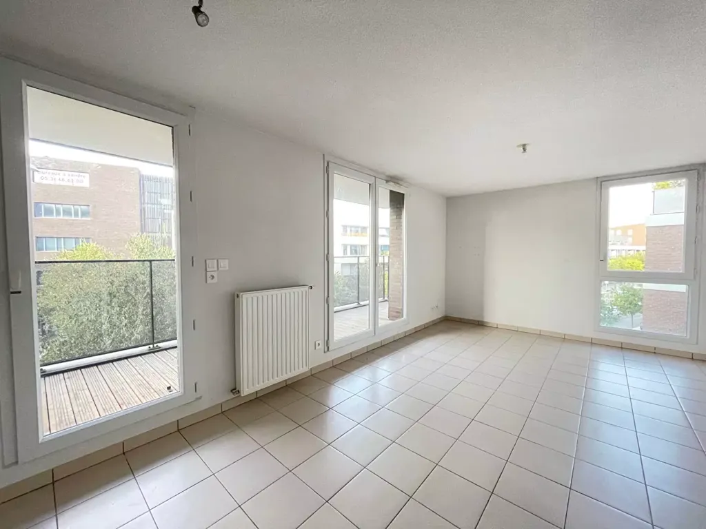 Pièces - T3 avec Balcon et Parking à Blagnac