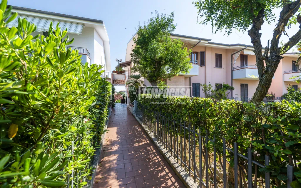 Jardin - Bright Trilocale with Terrace in Numana