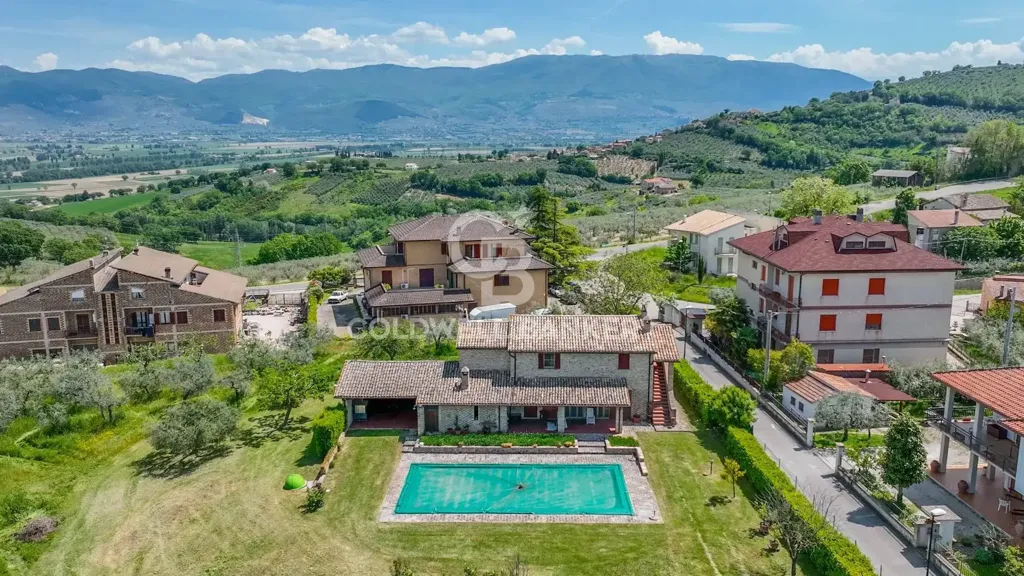 Õhuvaade - Villa with Pool in Monte Pennino