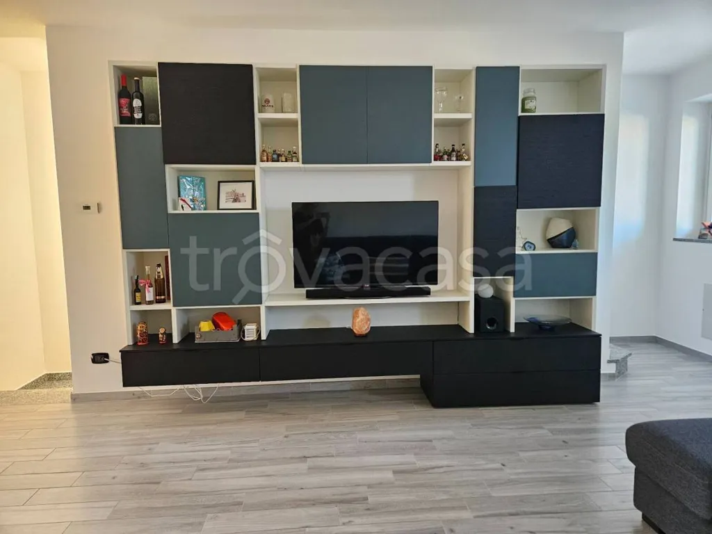 Soggiorno - Modern Terraced Villa with Private Garden in Oleggio