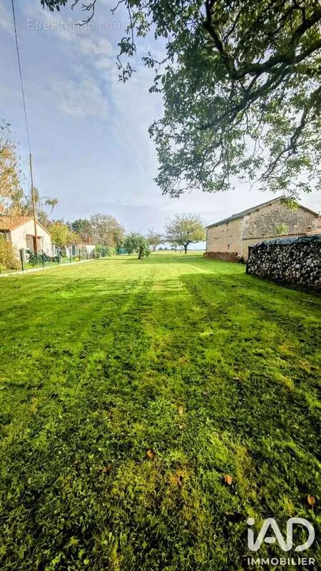 Aed - Buildable Plot with Countryside View in Buxerolles