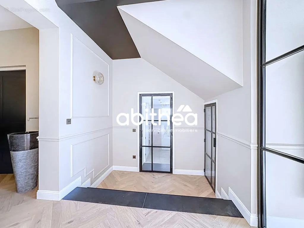Esik - Luxury Renovated Apartment in Arras Prefecture