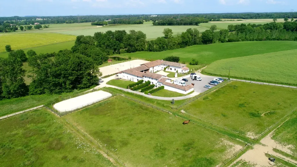 Vue aérienne - Propriété Équestre avec Logements Locatifs près de Lyon