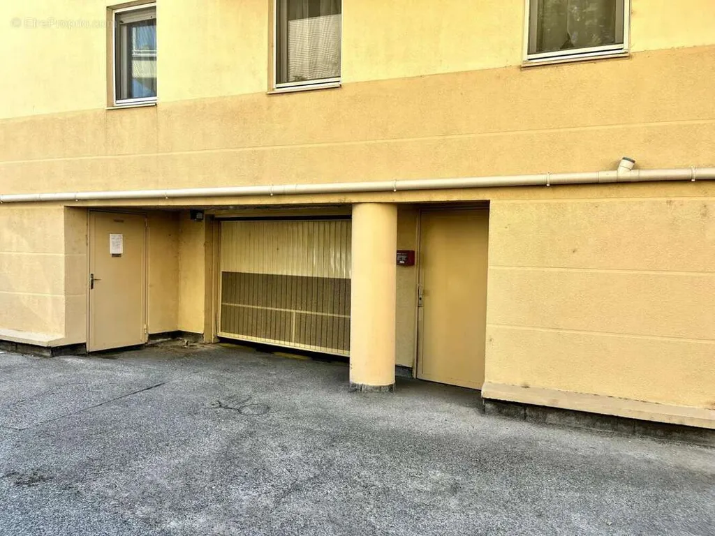 Garaaž - Secure Parking in Hyères