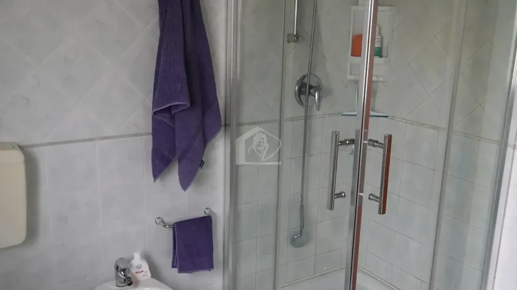 Salles de bain - Semi-Detached Apartment with Garden in Suzzara