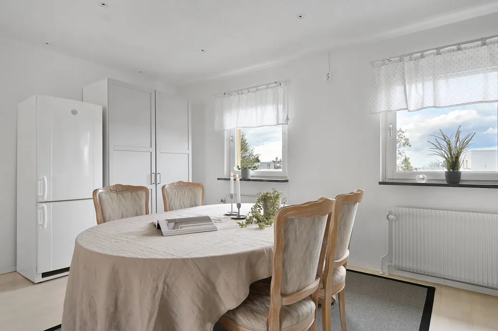 Dining Room - Modern Apartment with South-Facing Balcony in Huddinge