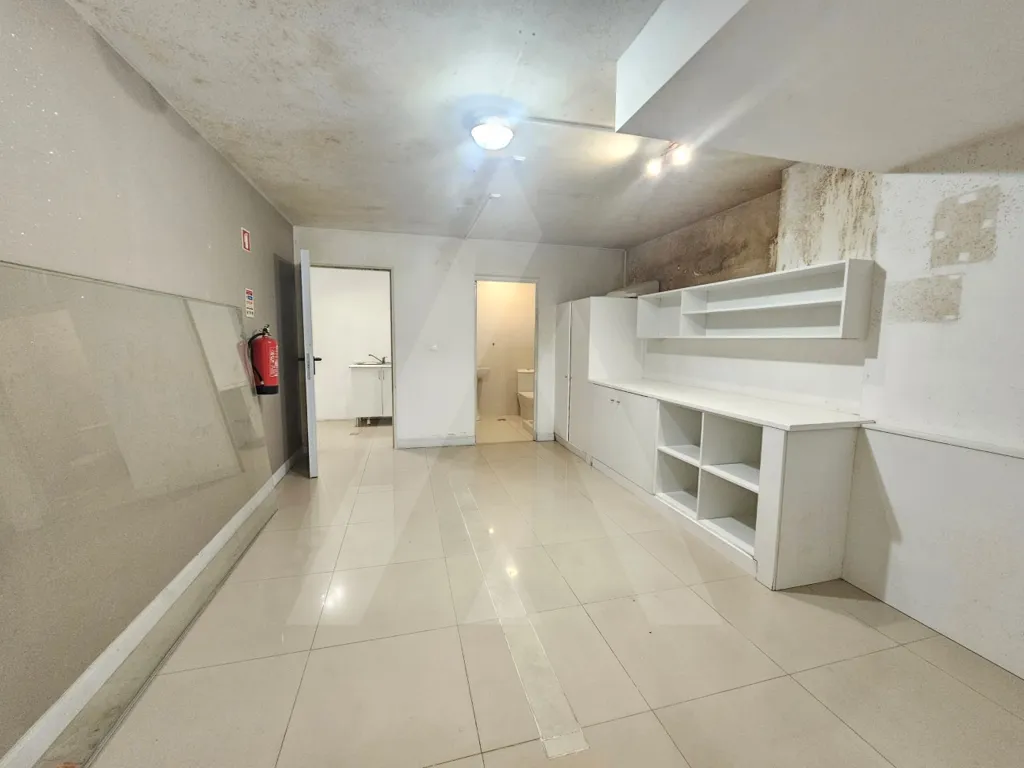 Pièces - Shop with Storage in Aveiro City Centre
