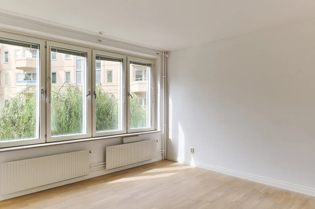 Toad - Spacious 4-Bedroom Flat with Corner Location in Södermalm
