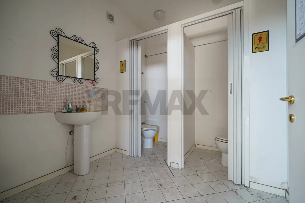 Salles de bain - Industrial Warehouse with Private Piazza in Medolago