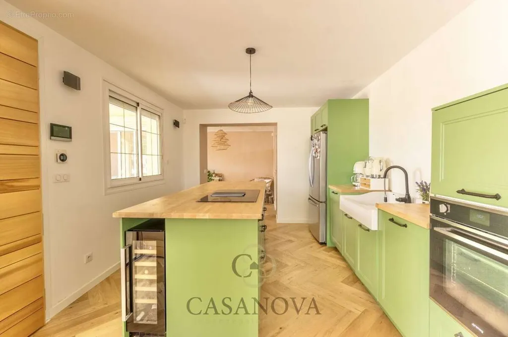 Kitchen - Villa with Pool and Jacuzzi in Residential Area