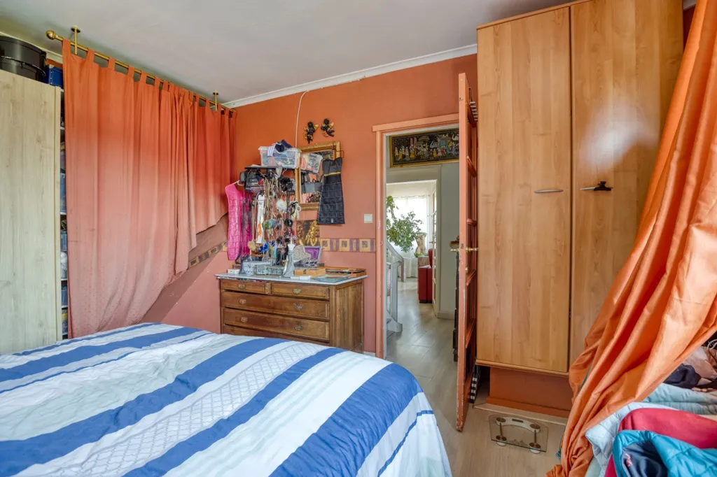 Chambres - Mixed-Use Property with Private Drive in Bruges