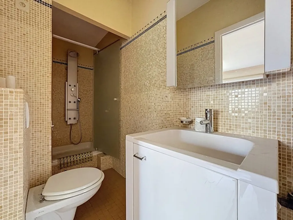 Bathrooms - Duplex and Studio with Terraces in Jette