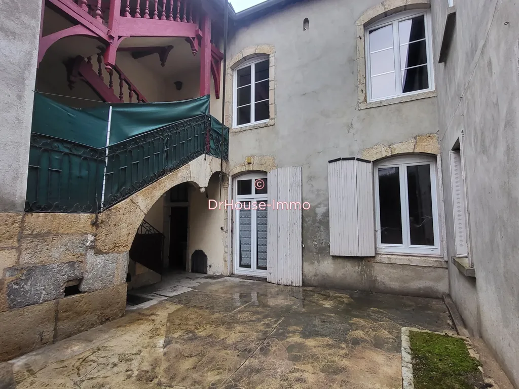 Aed - Character Flat with Terrace in Gray Centre