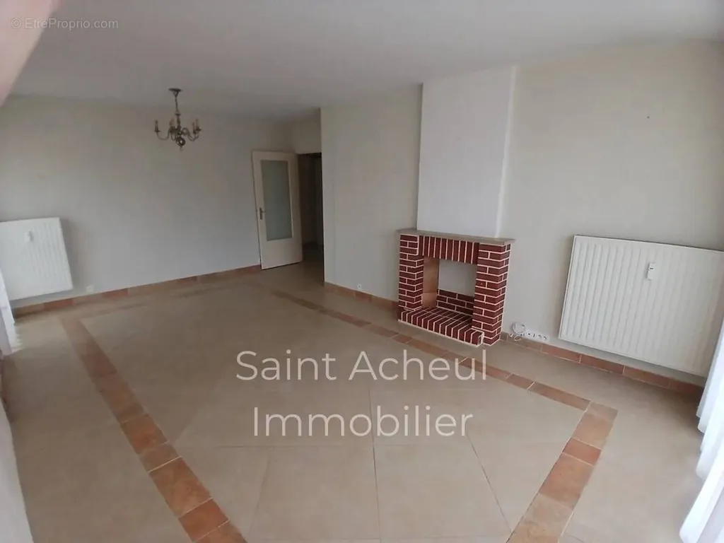 Séjour - Appartement Lumineux avec Cave au Quartier Quebec