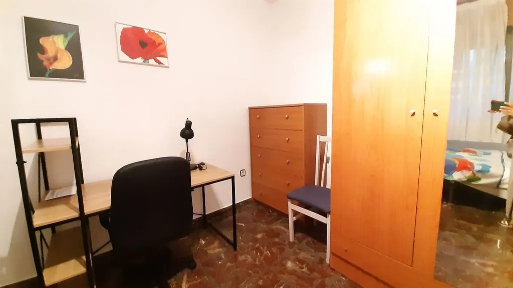Bureau - Student-Friendly Flat with Terrace in Lima Street