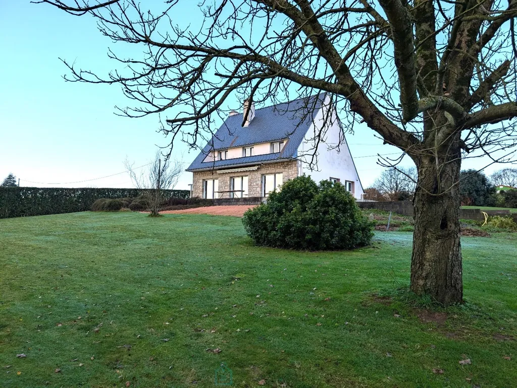 Jardin - Maison avec Terrain et Bâtiments Annexes à Baud