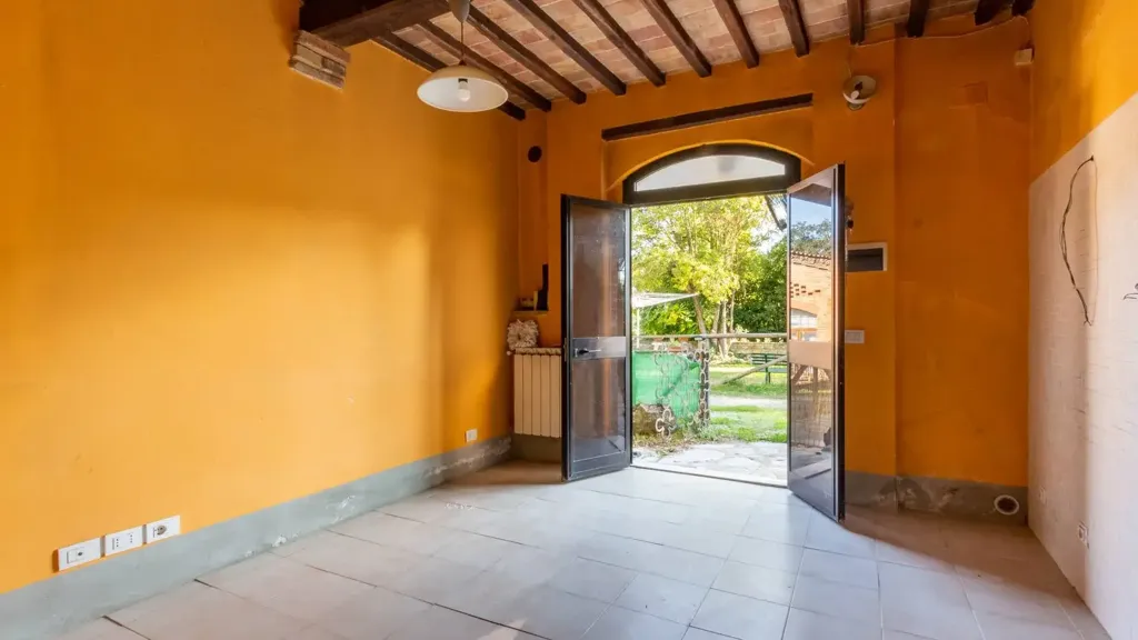 Esik - Rustic Cottage with Terrace near Monteriggioni