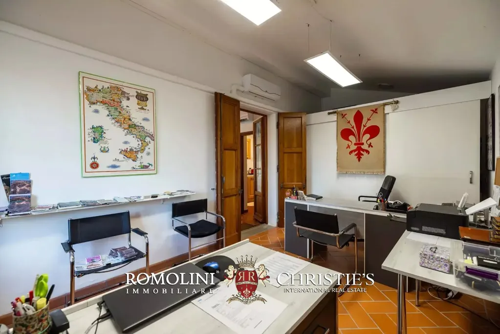 Bureau - Villa with Pool and Vineyard in Certaldo, Tuscany