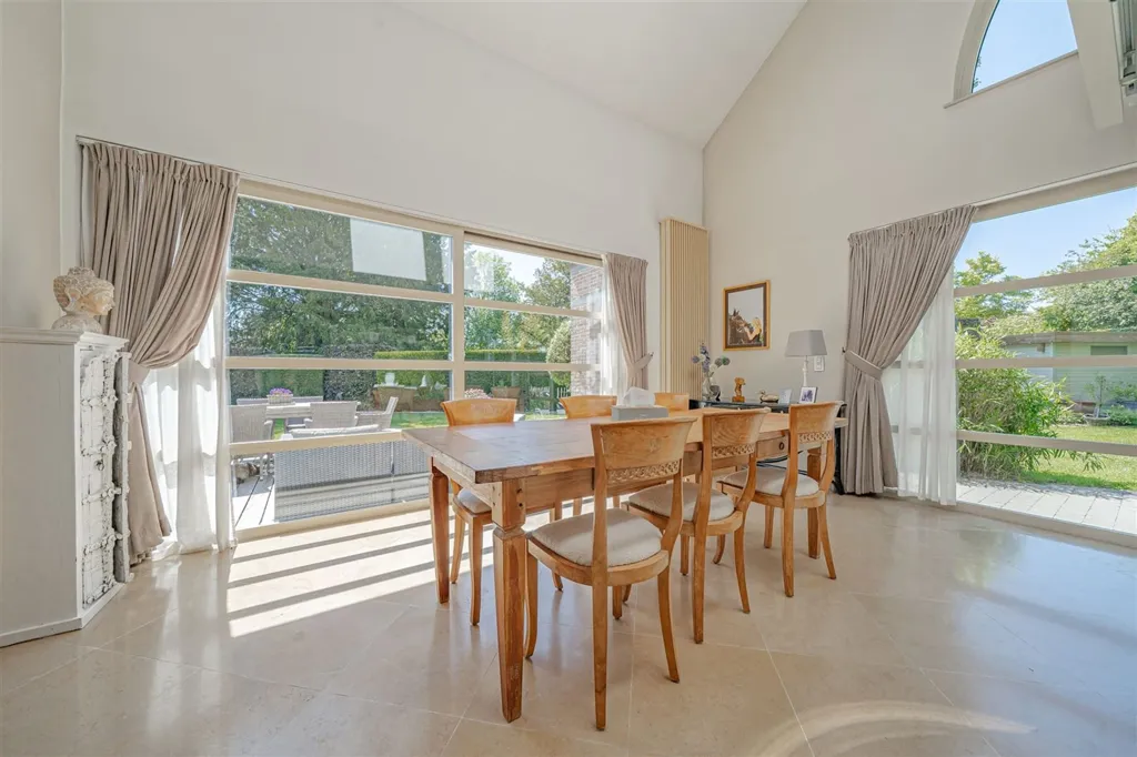 Recent Villa with Pool in Waterloo