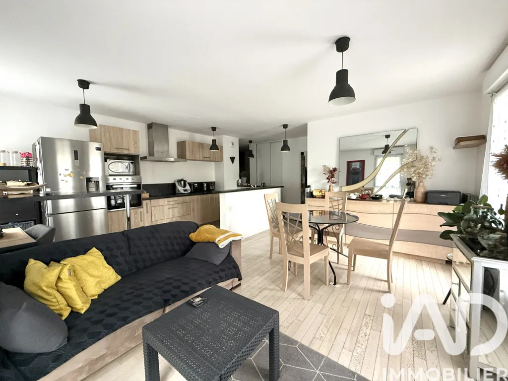 Soggiorno - 4-Bed Apartment with Terrace in Massy