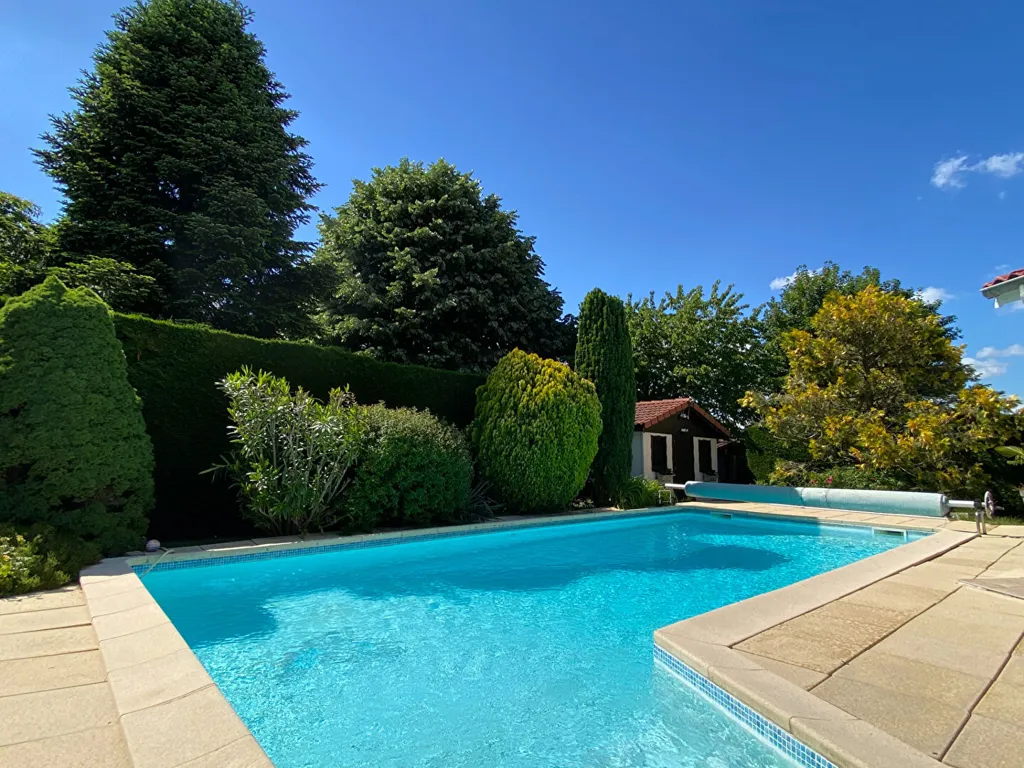 Piscine - Maison avec Piscine et Garage Double à Genas