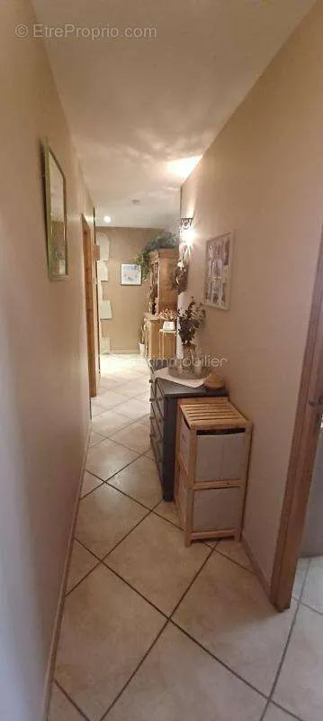 Entrée - Villa Traditionnelle avec Studio et Piscine à Vendre