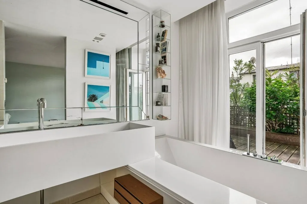 Bathrooms - Luxury Flat with Terrace in Paris