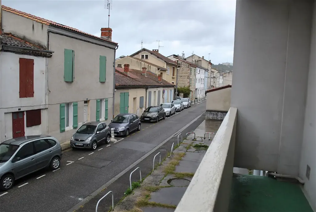 Balcony - 3-Bed Apartment with Balcony in Agen