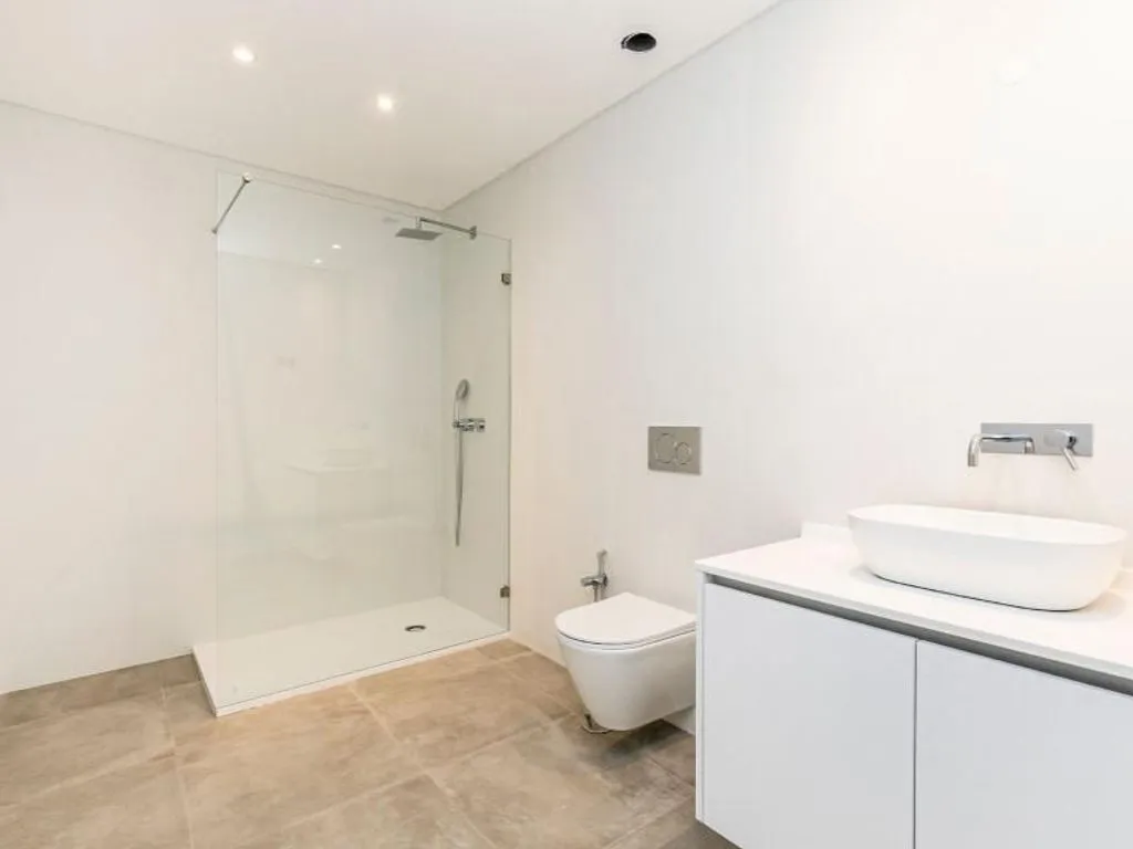 Bathrooms - Luxury Duplex with Pool in Estoril