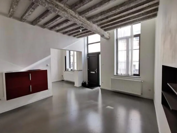 Séjour - Maison Mitoyenne avec Cuisine Équipée au Centre de Mons