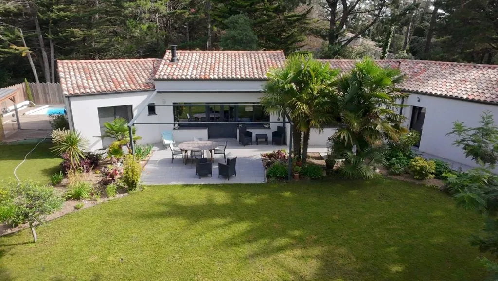 Õhuvaade - Recent House with Pool in Verdant Setting