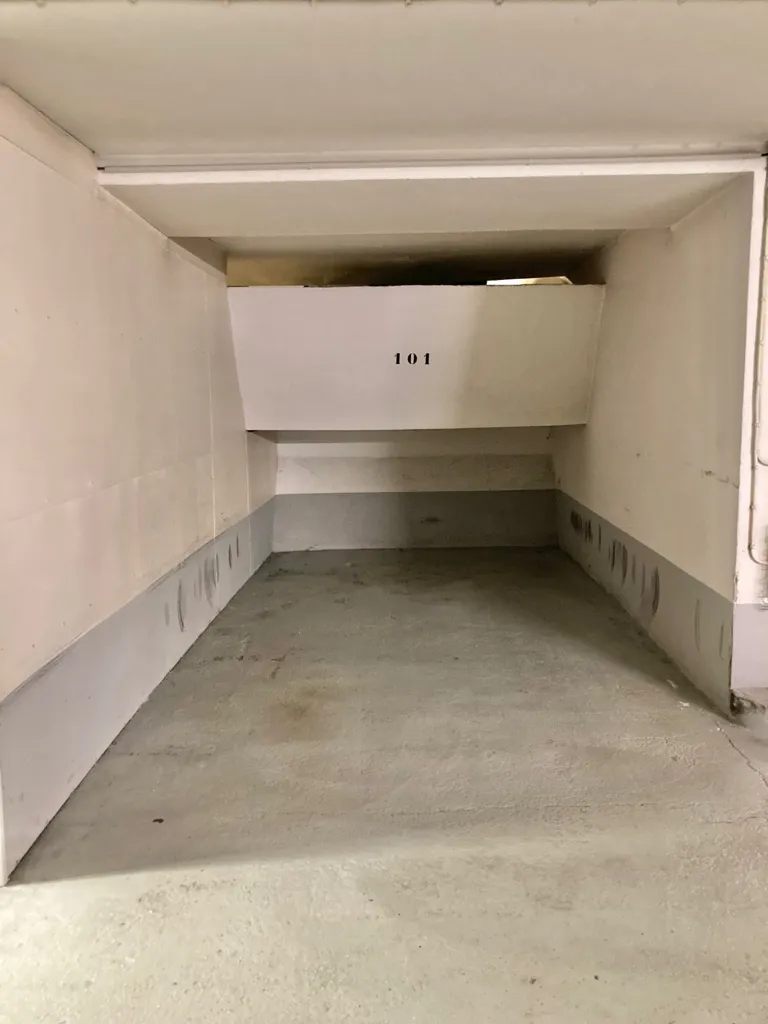 Garage - Parking Space with EV Charging in Paris 4