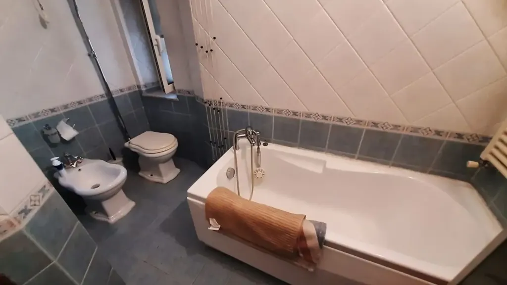 Salles de bain - Fully Rented Apartment with Balcony in Ovada Centre