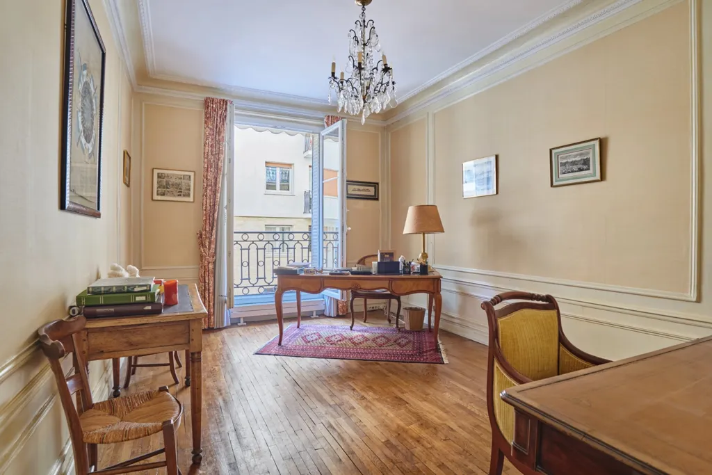 Elutuba - Corner Apartment with Period Features in Paris 16th