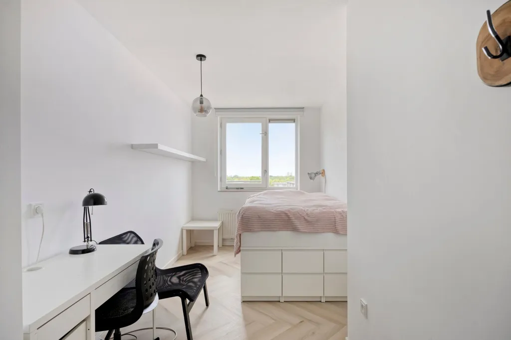 Chambres - 4-Bedroom Gallery Flat with Balcony in Green Area
