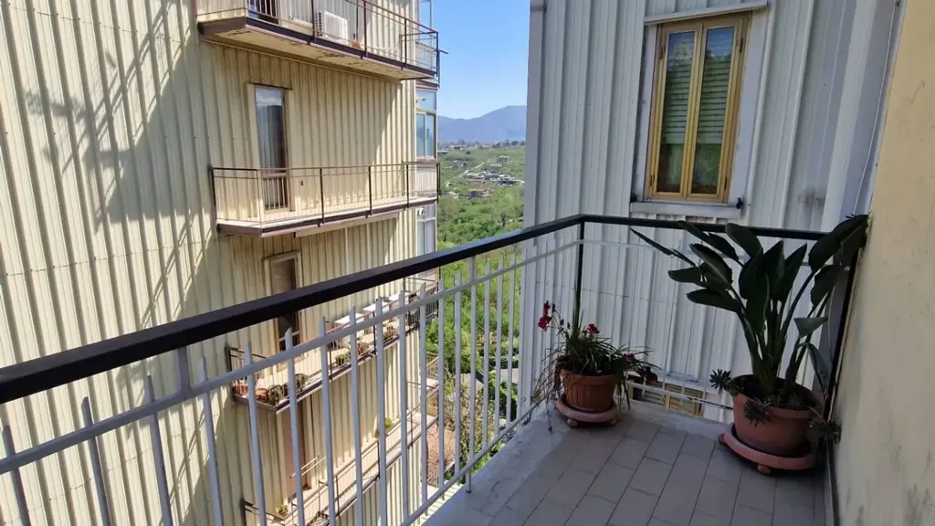 Rõdu - Three-Bedroom Apartment with Balcony in Avellino