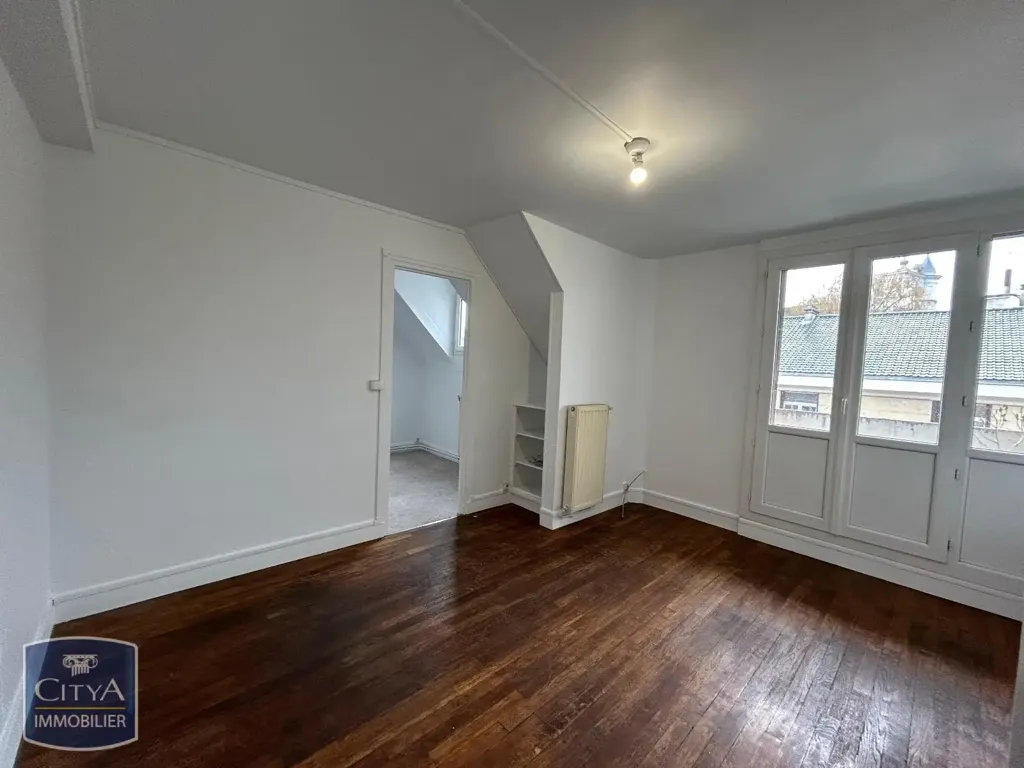 Rooms - Two-Bedroom Flat with Balcony in Beauvais