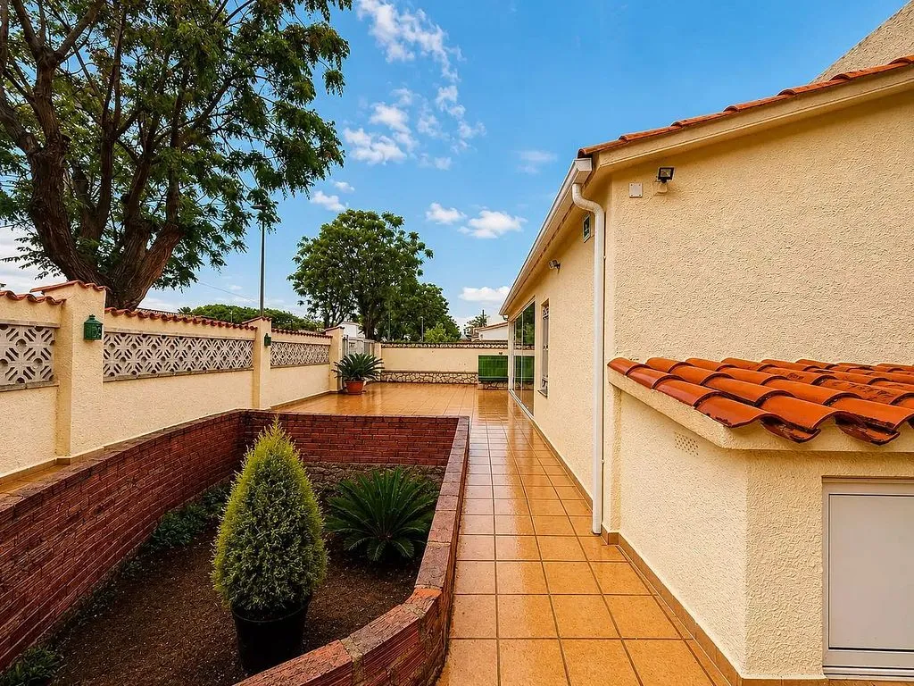 Jardin - Chalet with Terrace and Garage in Empuriabrava