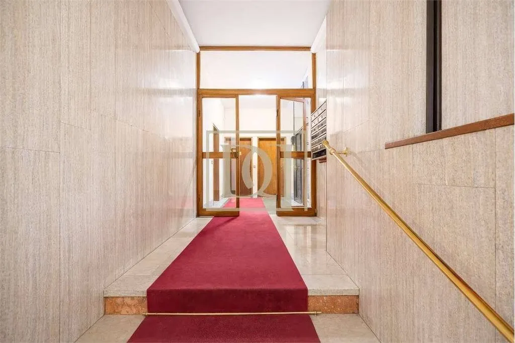 Entrée - Two-Level Office in Central Milan