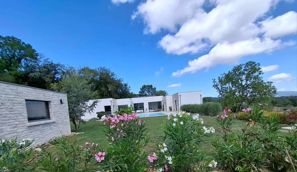 Jardin - Maison Contemporaine avec Piscine au Village de Ramasse