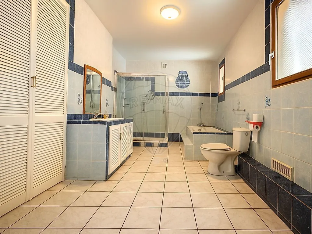Salles de bain - Maison de Caractère avec Garage au Cœur de Montataire