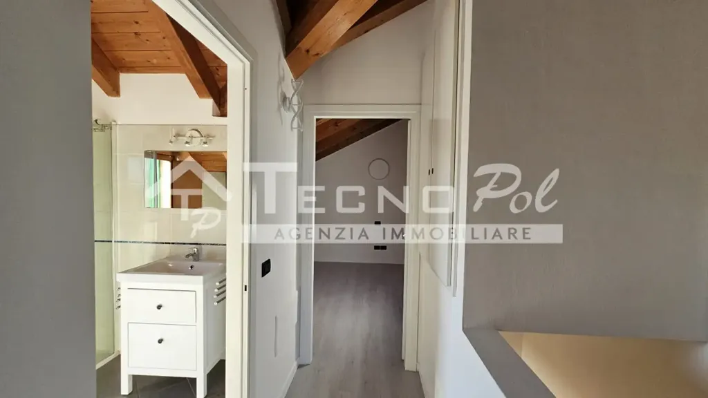Esik - Three-Bedroom Apartment with Terraces in Brugine