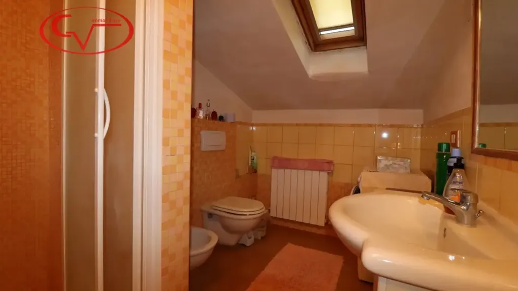 Bathrooms - Terraced Villa with Garden in Montevarchi